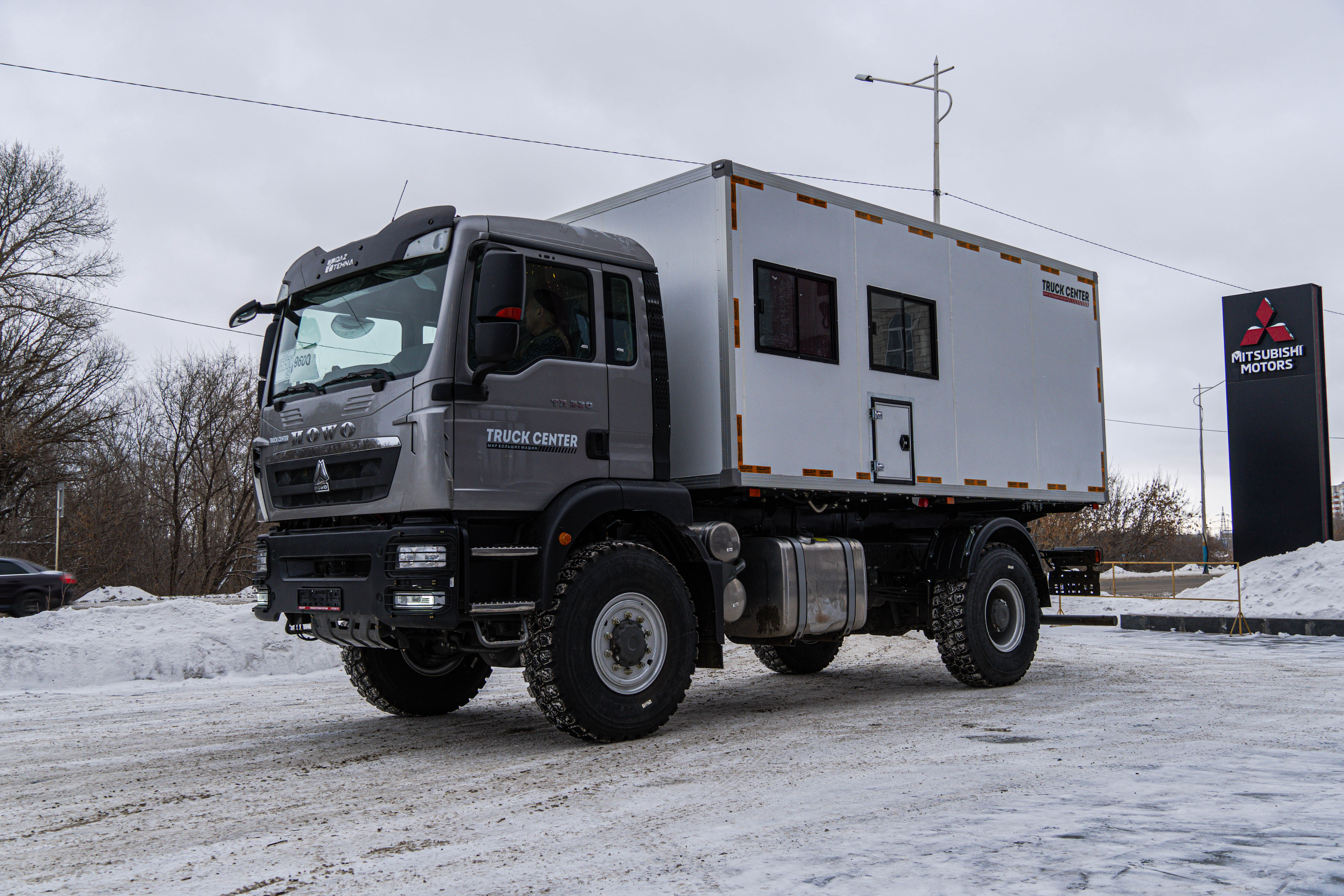 peredvizhnaja-avtoremontnaja-masterskaja-parm-s-maslorazdatochnoj-stanciej-na-shassi-howo-t5g-1 image