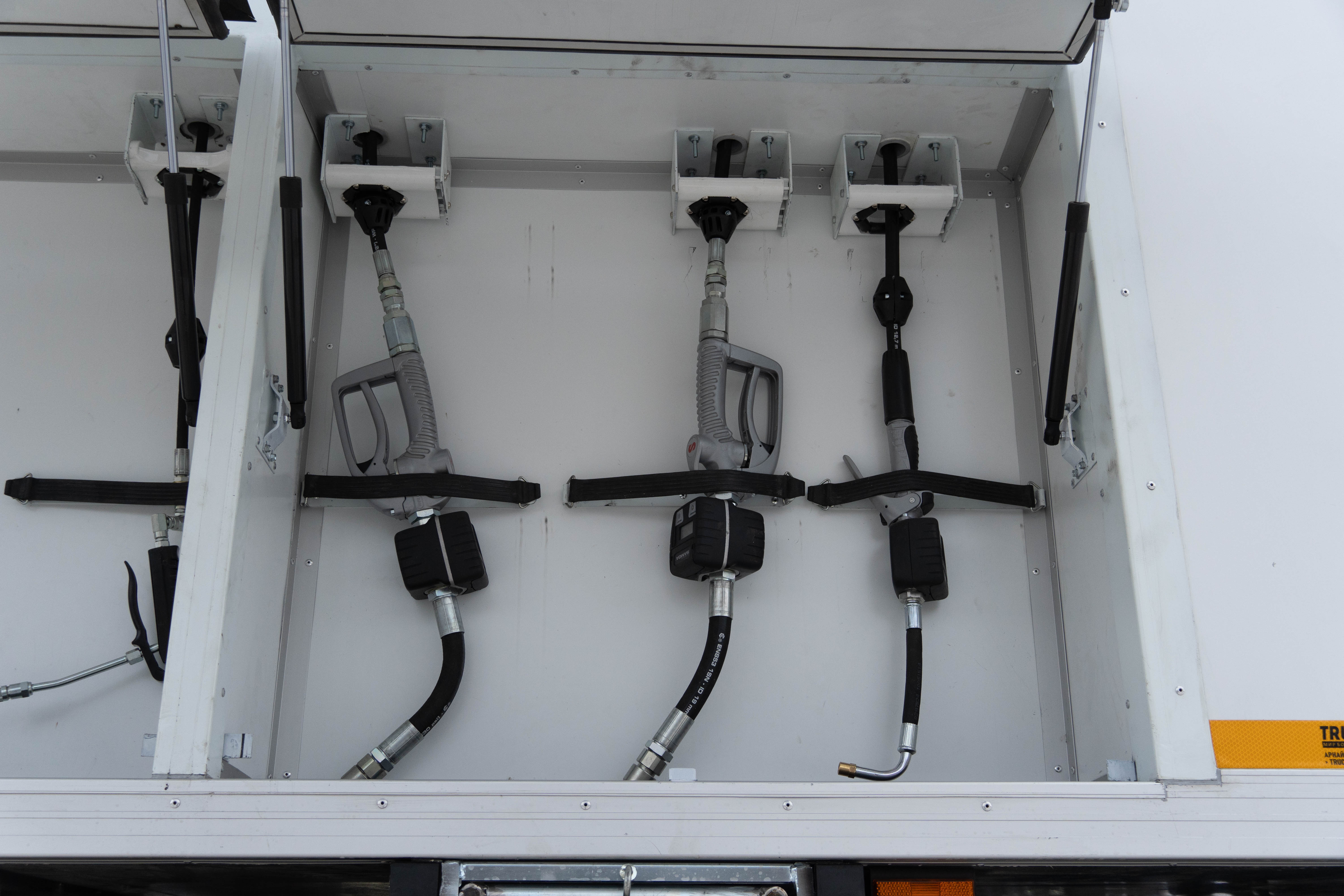 peredvizhnaja-avtoremontnaja-masterskaja-parm-s-maslorazdatochnoj-stanciej-na-shassi-howo-t5g-10 image