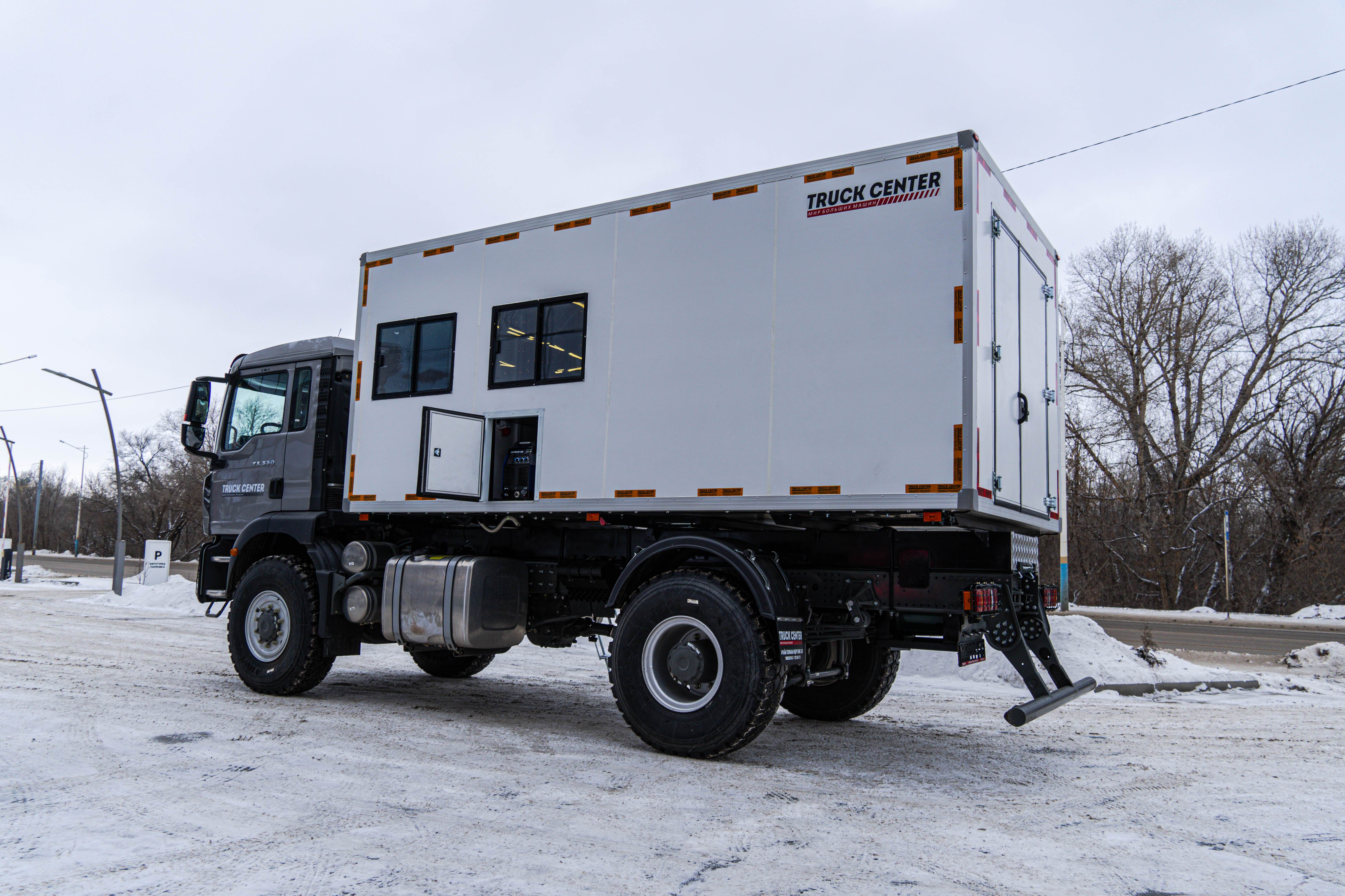 peredvizhnaja-avtoremontnaja-masterskaja-parm-s-maslorazdatochnoj-stanciej-na-shassi-howo-t5g-11 image