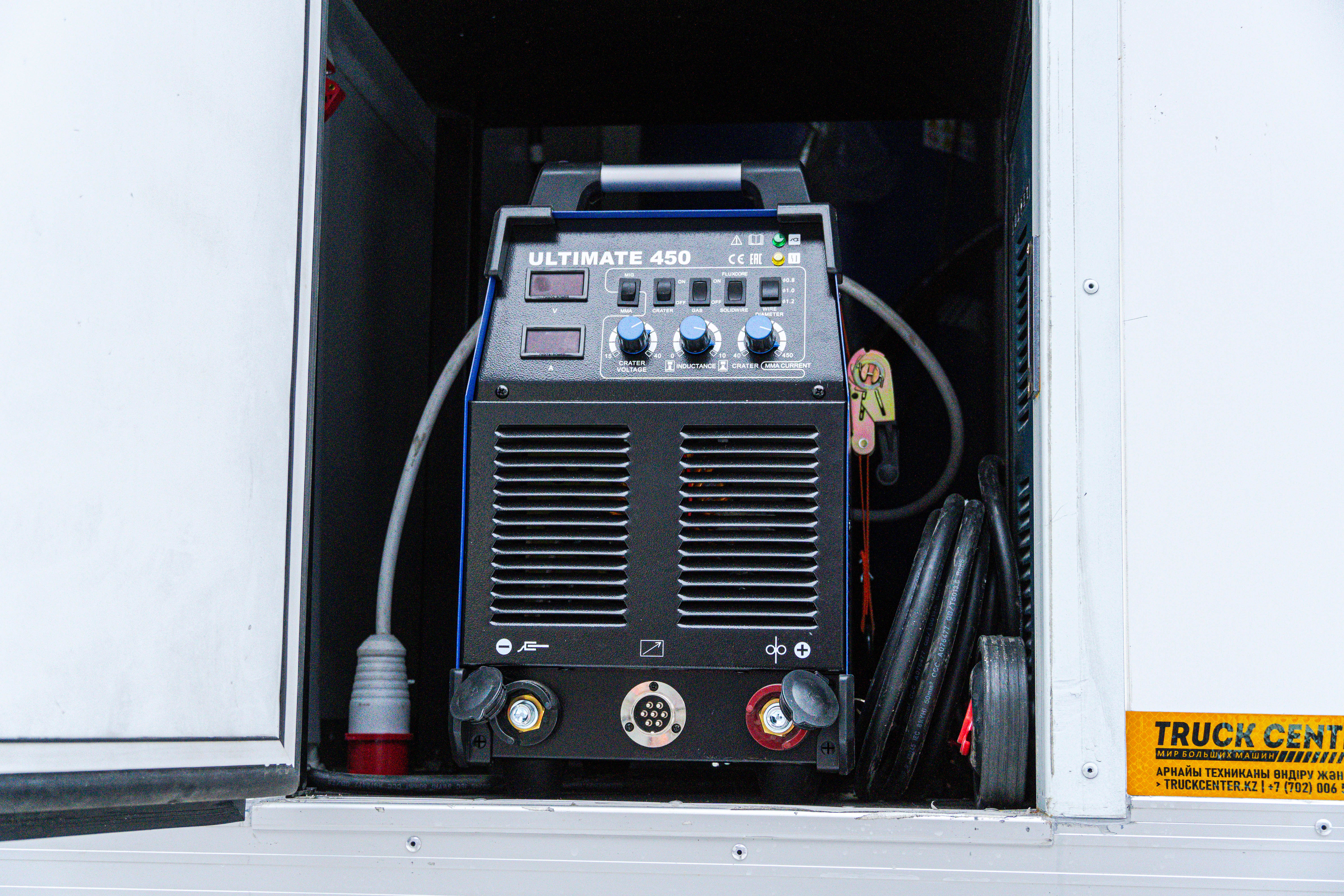 peredvizhnaja-avtoremontnaja-masterskaja-parm-s-maslorazdatochnoj-stanciej-na-shassi-howo-t5g-12 image