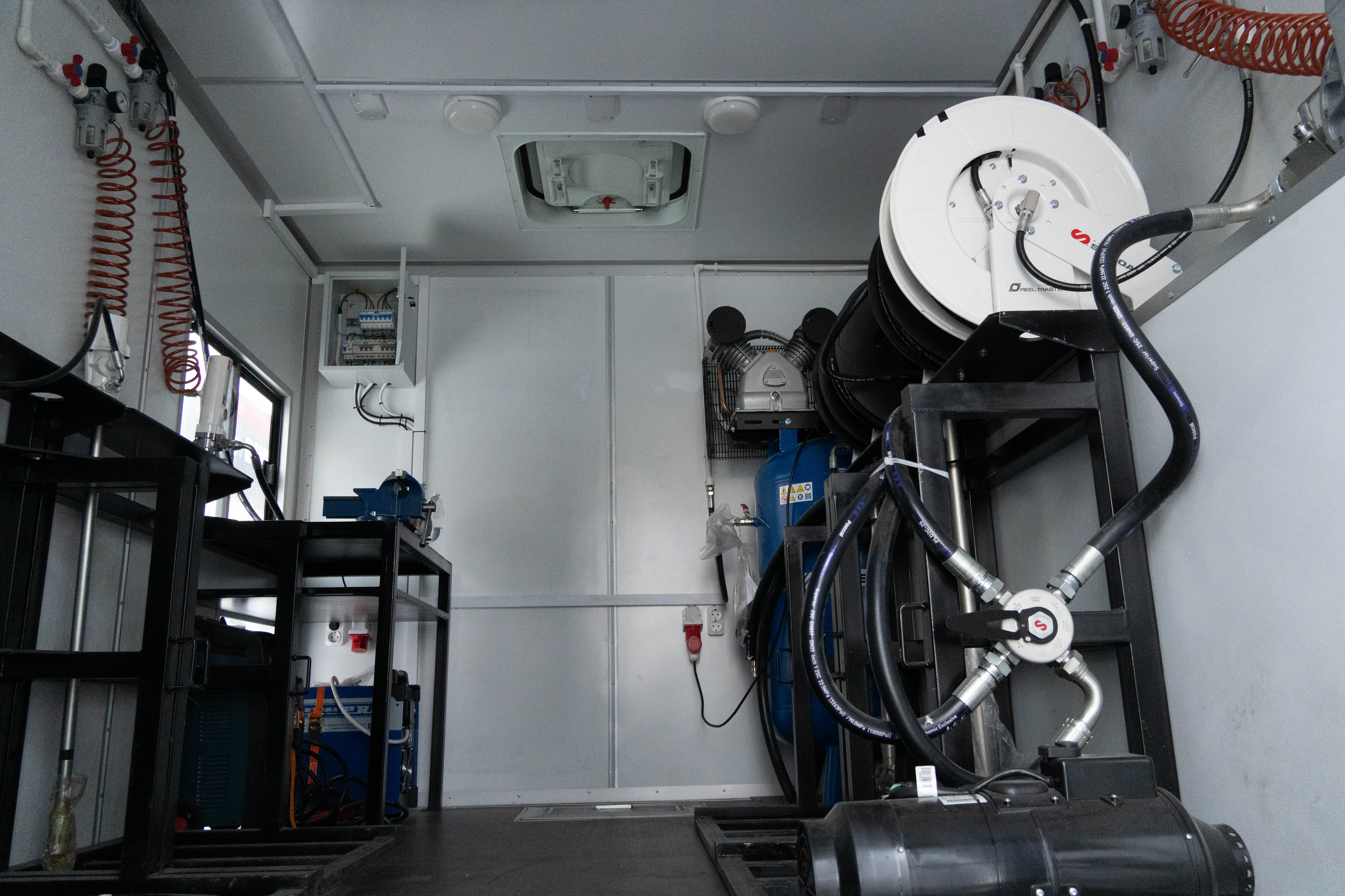 peredvizhnaja-avtoremontnaja-masterskaja-parm-s-maslorazdatochnoj-stanciej-na-shassi-howo-t5g-14 image