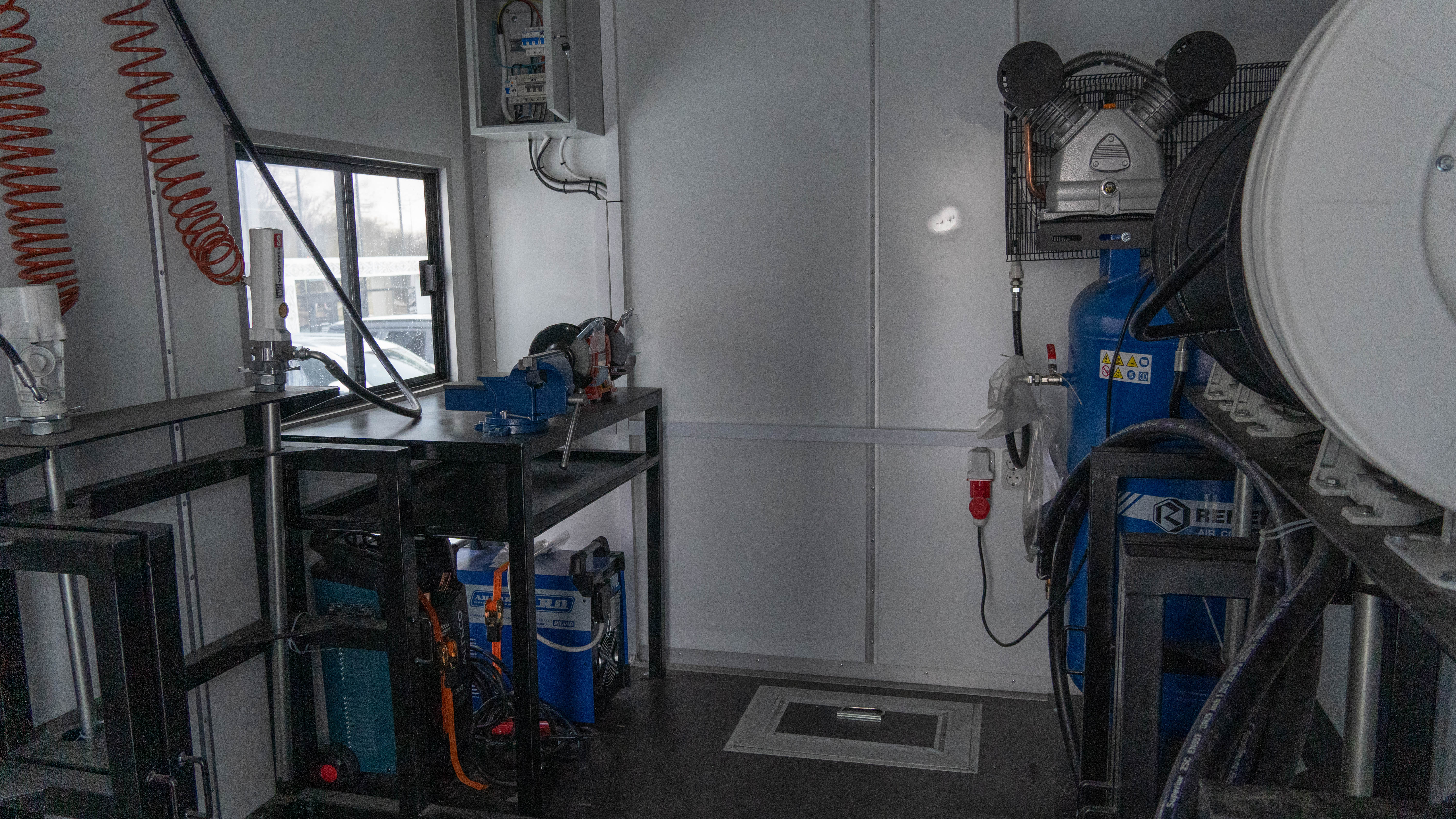 peredvizhnaja-avtoremontnaja-masterskaja-parm-s-maslorazdatochnoj-stanciej-na-shassi-howo-t5g-15 image