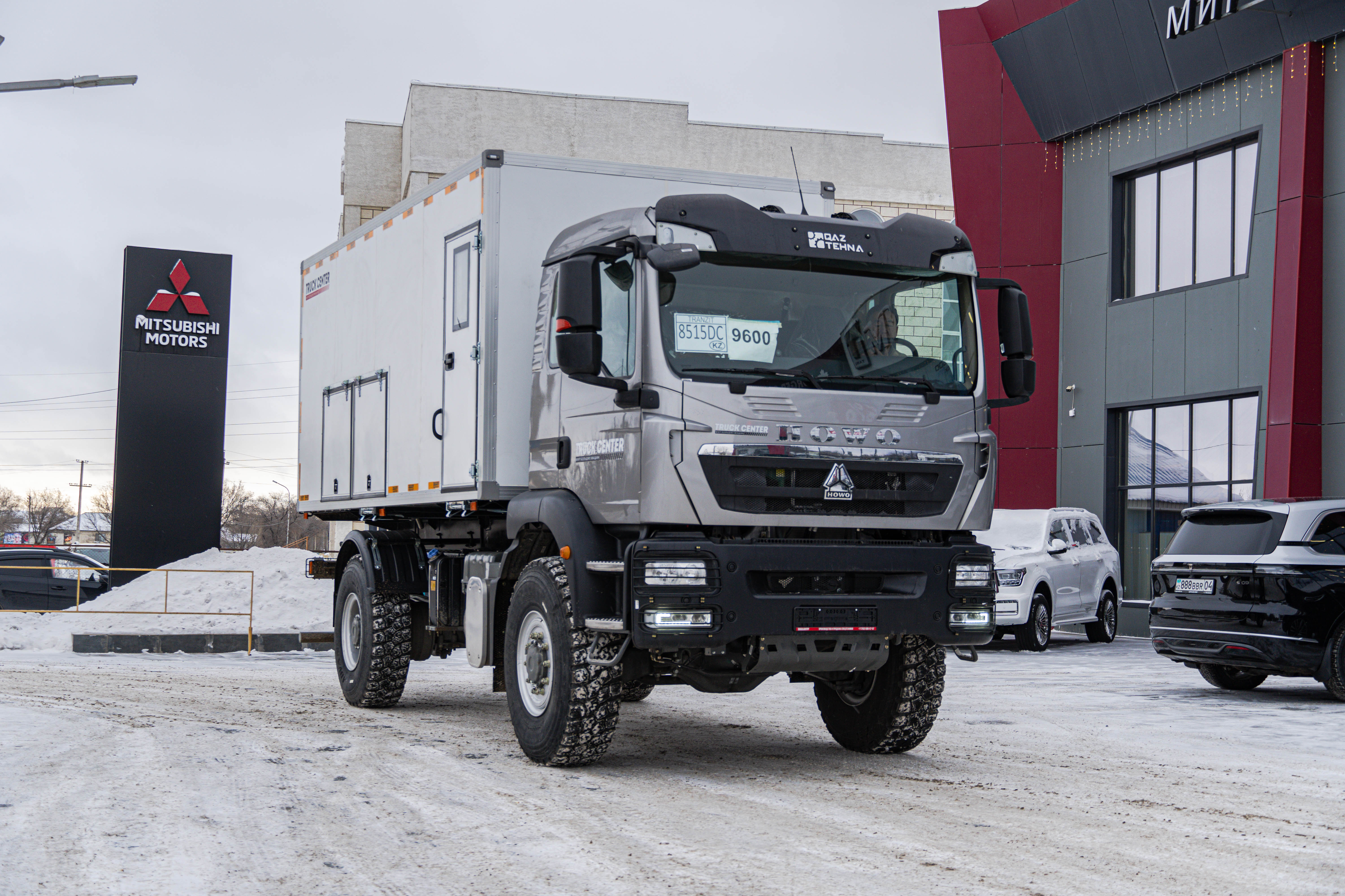 peredvizhnaja-avtoremontnaja-masterskaja-parm-s-maslorazdatochnoj-stanciej-na-shassi-howo-t5g-2 image