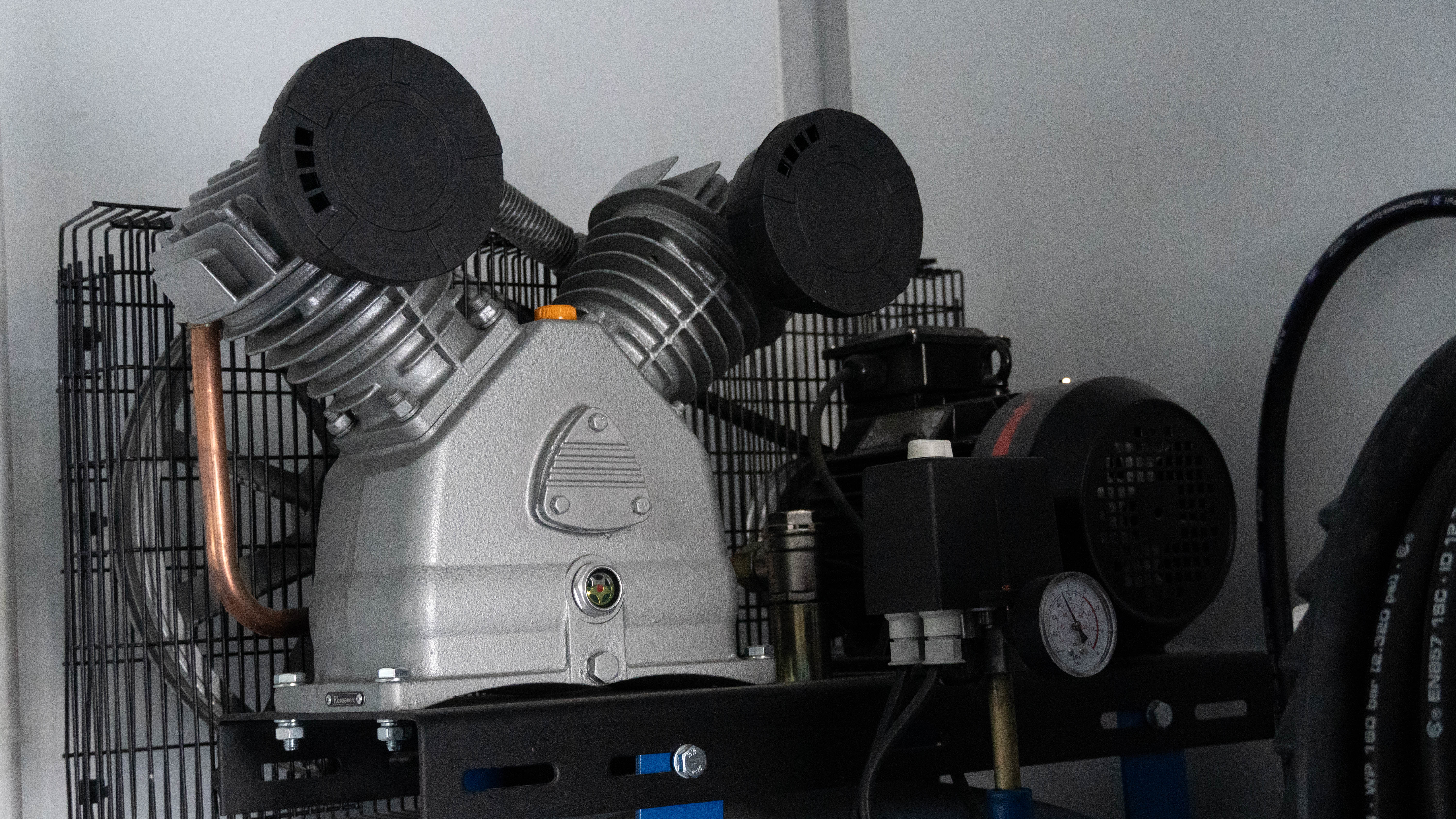 peredvizhnaja-avtoremontnaja-masterskaja-parm-s-maslorazdatochnoj-stanciej-na-shassi-howo-t5g-21 image