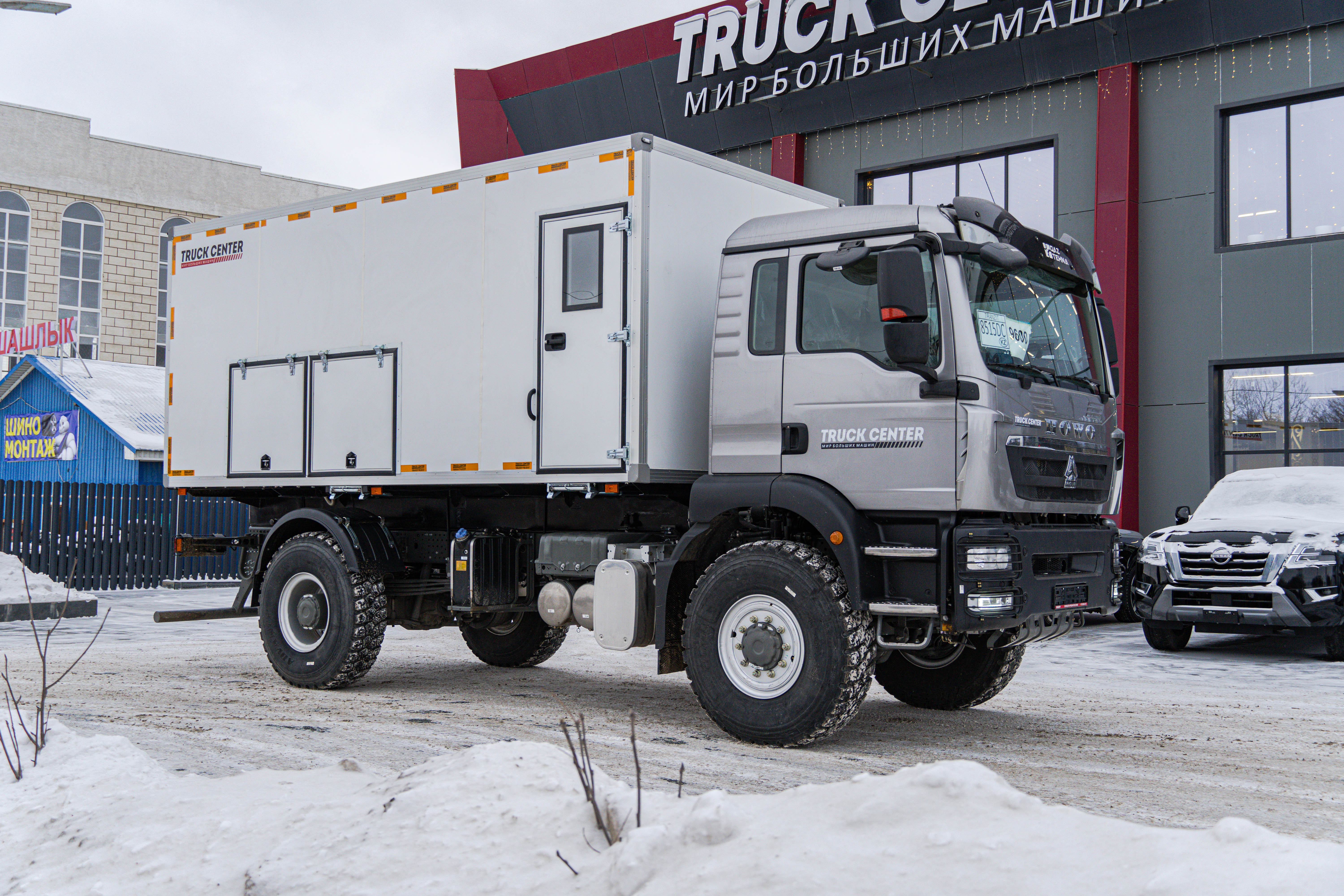 peredvizhnaja-avtoremontnaja-masterskaja-parm-s-maslorazdatochnoj-stanciej-na-shassi-howo-t5g-4 image