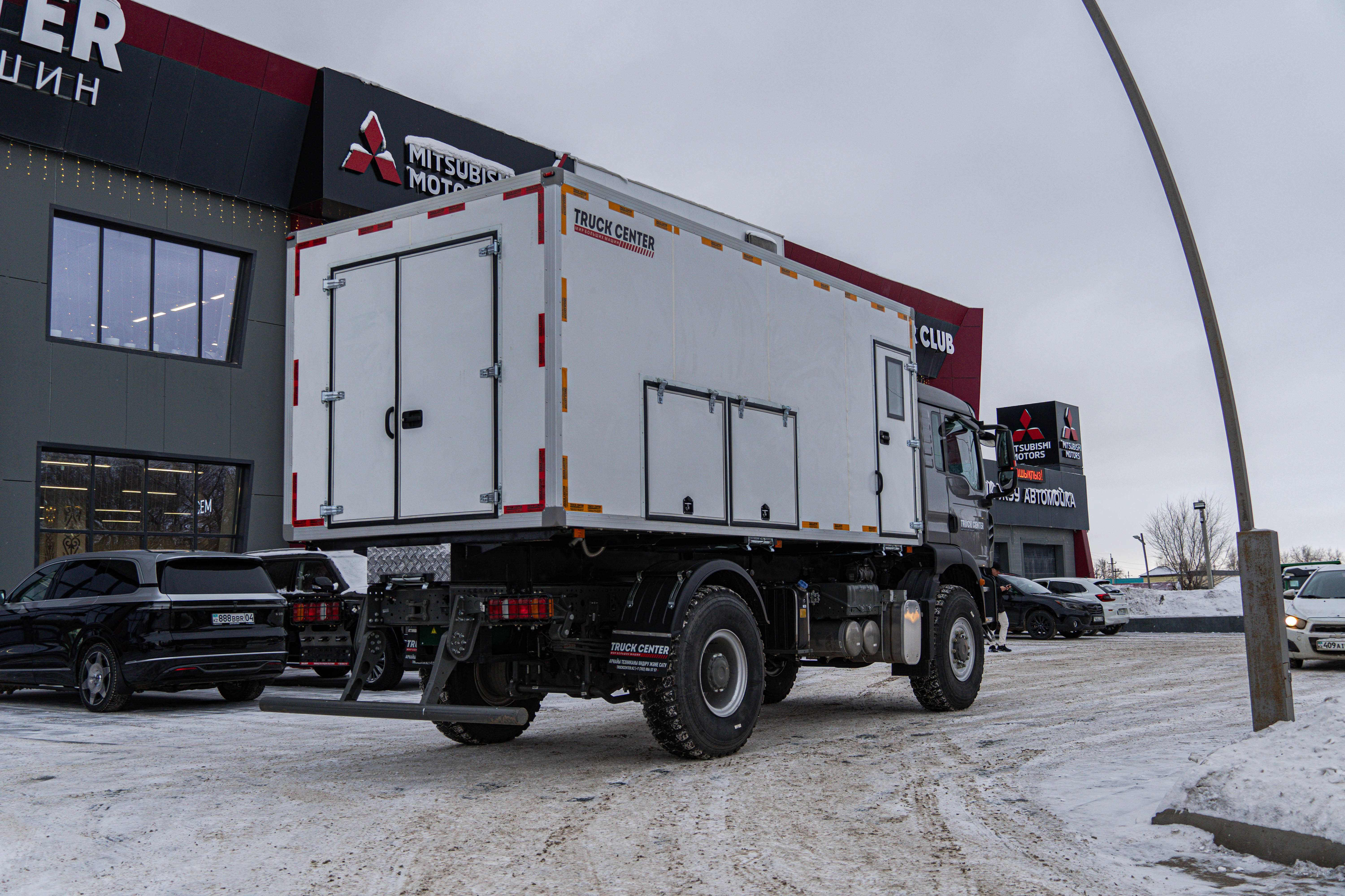 peredvizhnaja-avtoremontnaja-masterskaja-parm-s-maslorazdatochnoj-stanciej-na-shassi-howo-t5g-6 image