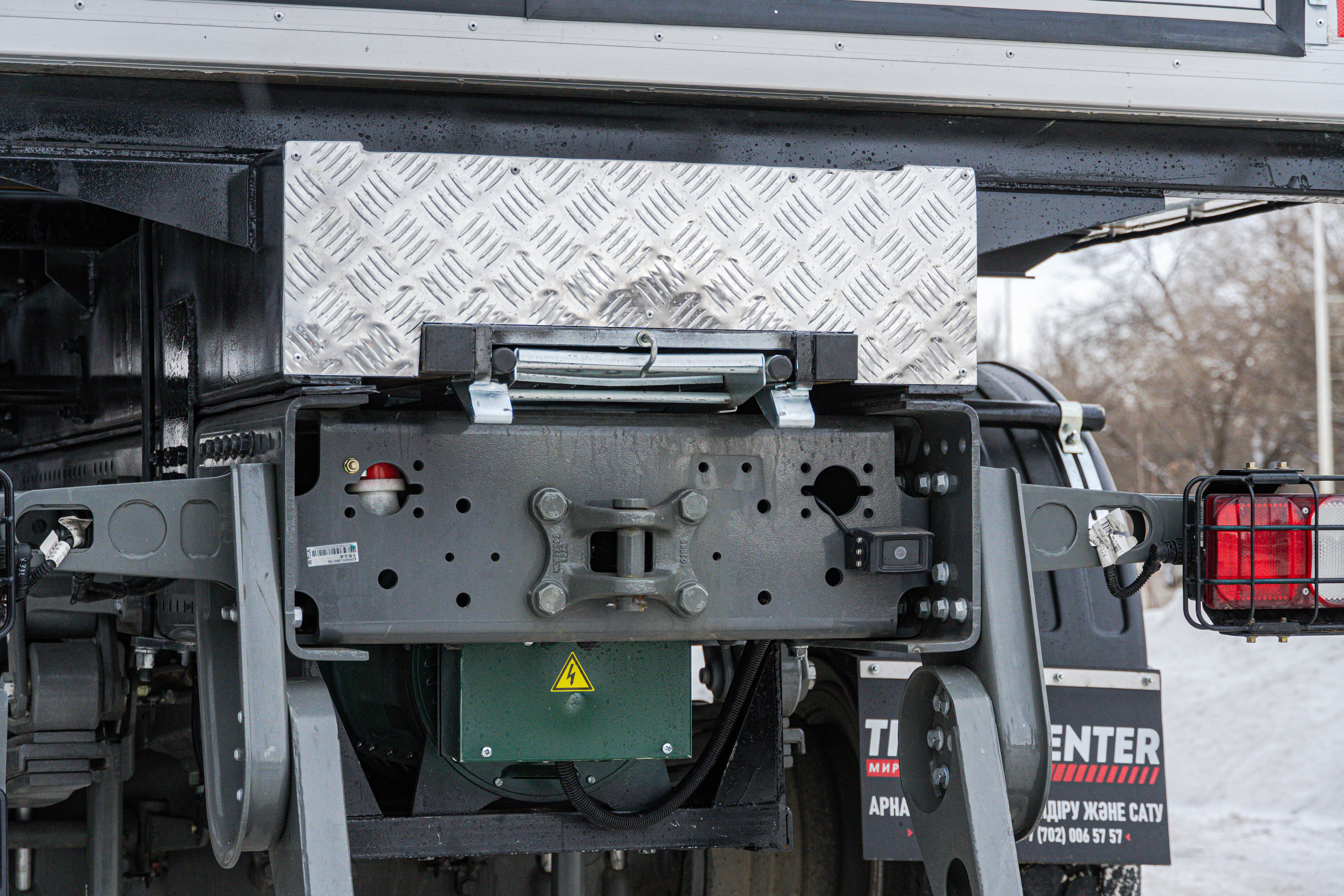 peredvizhnaja-avtoremontnaja-masterskaja-parm-s-maslorazdatochnoj-stanciej-na-shassi-howo-t5g-7 image