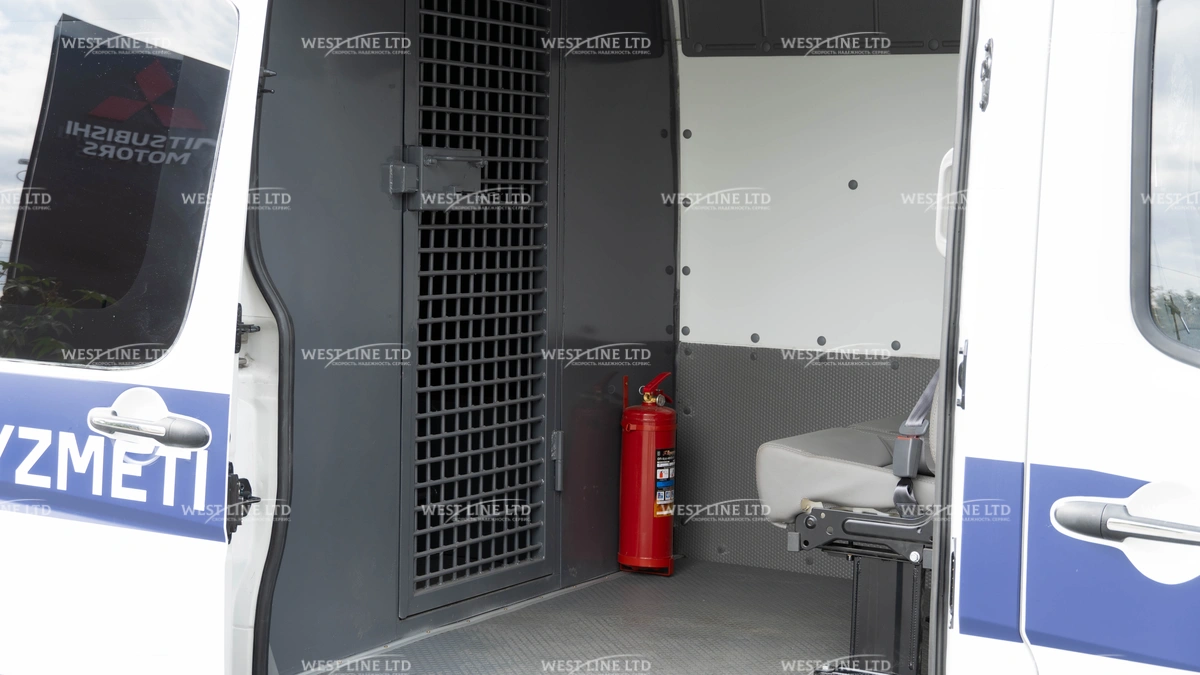 avtomobil-dlja-perevozki-sledstvenno-arestovannyh-lic-na-baze-foton-toano-15 image