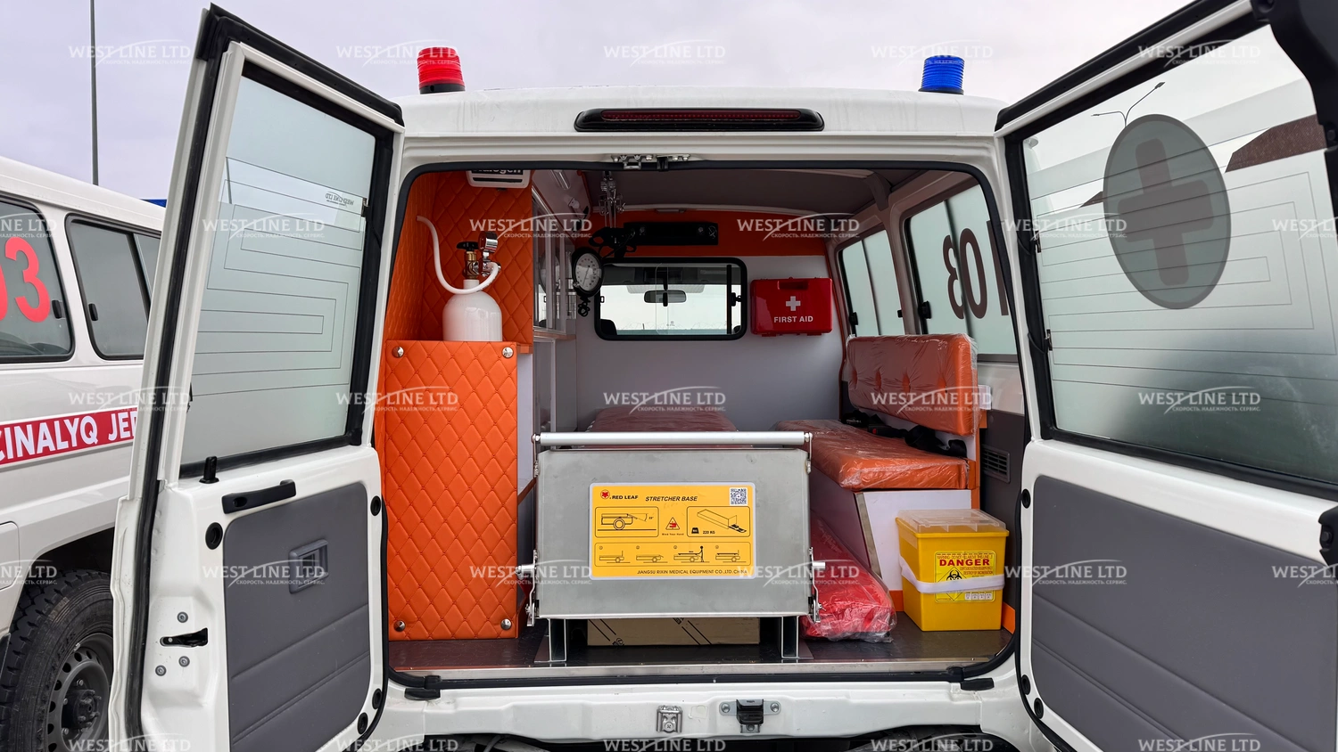 avtomobil-skoroj-pomoshhi-na-baze-toyota-land-cruiser-78-3 image