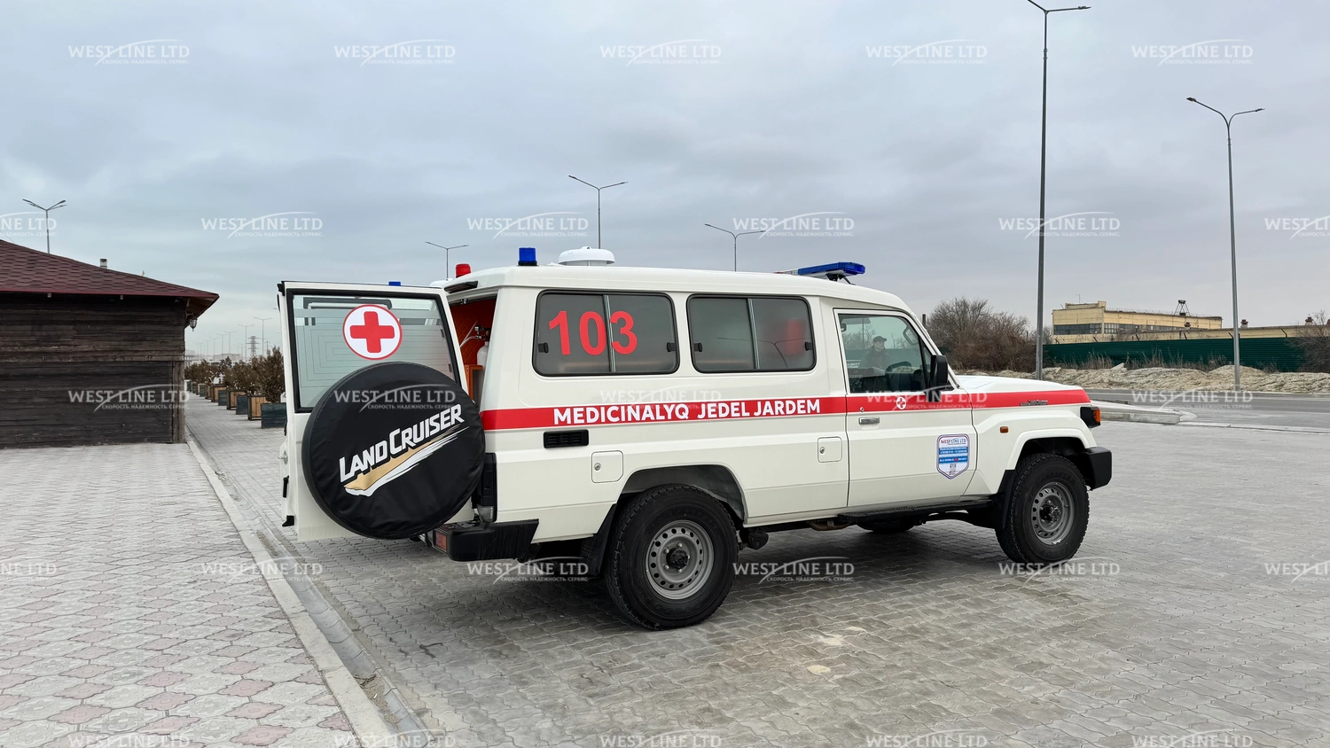 avtomobil-skoroj-pomoshhi-na-baze-toyota-land-cruiser-78-4 image