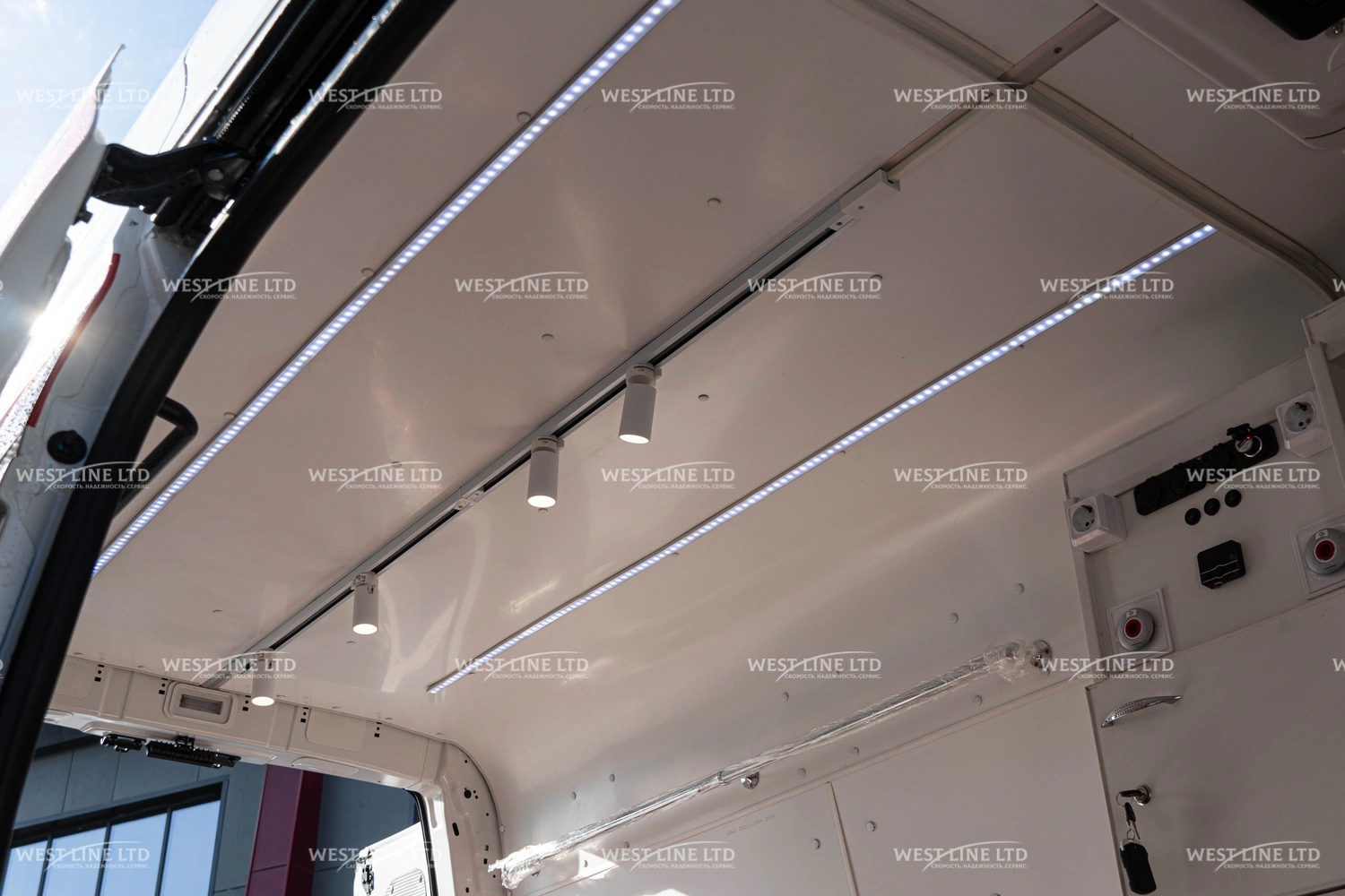 avtomobil-skoroj-pomoshhi-na-baze-toano-van-10 image