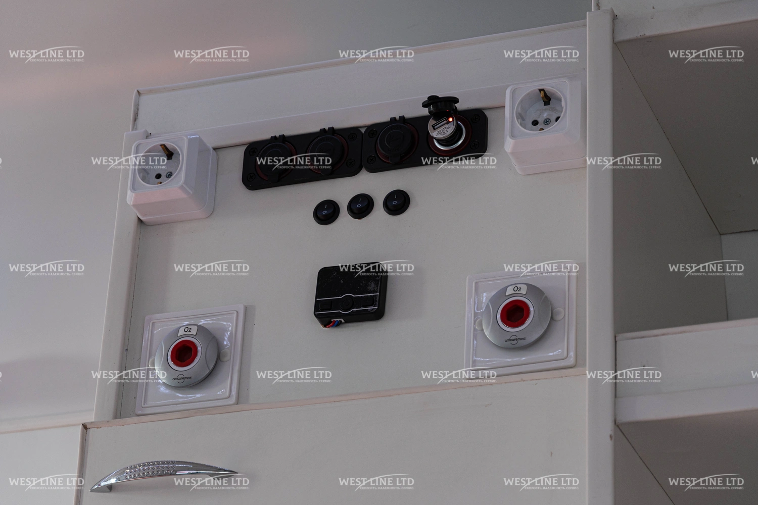 avtomobil-skoroj-pomoshhi-na-baze-toano-van-8 image